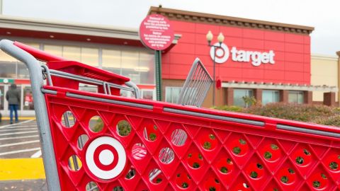 Carrito de compras de la tienda Target frente al edificio en un día lluvioso.