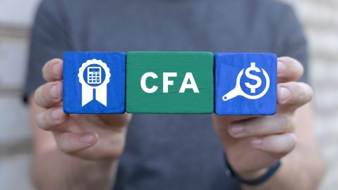 El designación CFA se considera una de las certificaciones más difíciles de obtener en la industria financiera.