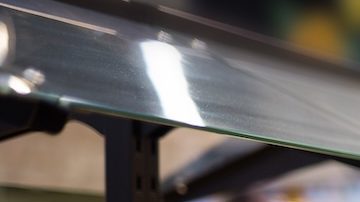 Una familia madura de jubilados examina el pan dentro del supermercado.