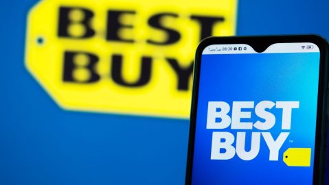En esta ilustración fotográfica se ve el logotipo de Best Buy Co., Inc. en un teléfono inteligente.