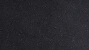 Papel rasgado de color negro y texto Black Friday sobre un fondo rojo.