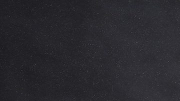 Papel rasgado de color negro y texto Black Friday sobre un fondo rojo.