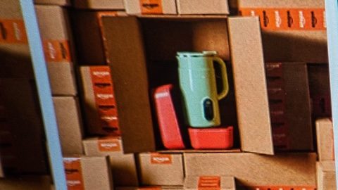 Teléfono inteligente con anuncio de la tienda de Amazon - Black Friday.