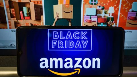 Teléfono inteligente con anuncio de la tienda de Amazon - Black Friday.