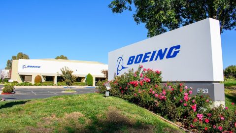 Boeing se dispone a despedir a 2.199 trabajadores en el estado de Washington pocos días antes de Navidad, y los trabajadores de otros estados también se verán afectados.