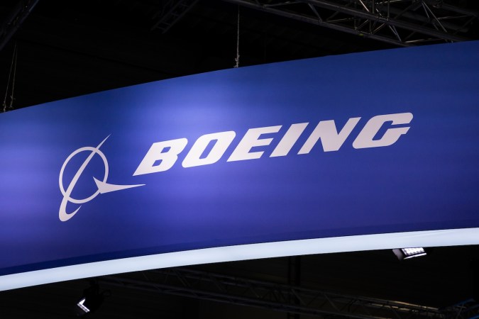 La semana pasada Boeing entregó avisos de despido a más de 400 miembros de su sindicato profesional de trabajadores aeroespaciales.