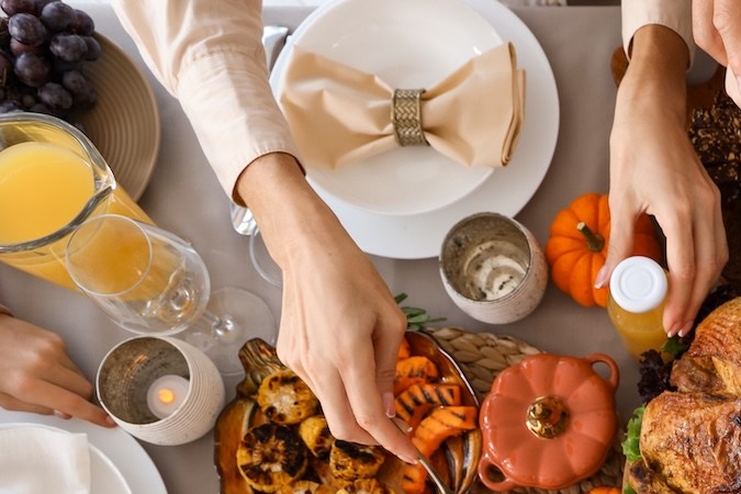 Familia feliz cenando en la mesa festiva el Día de Acción de Gracias, vista superior.