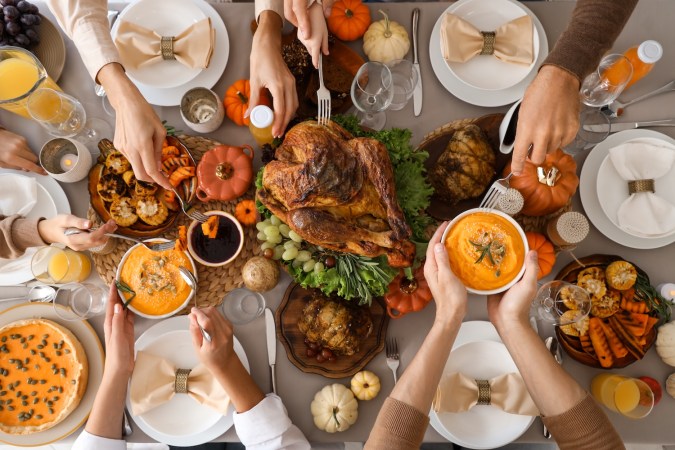 Familia feliz cenando en la mesa festiva el Día de Acción de Gracias, vista superior.