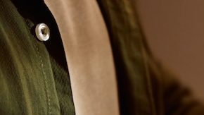 Primer plano de un hombre cortando un pavo asado durante la cena de Acción de Gracias en el comedor.