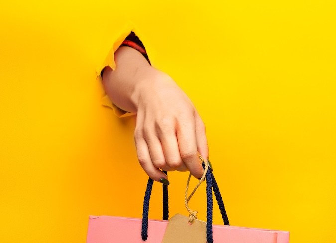 Incluso con un presupuesto, es fácil gastar de más durante la temporada de compras navideñas.