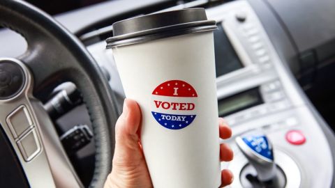"Hoy voté" calcomanía en un vaso para bebidas calientes que me regalaron gratis en una cafetería.