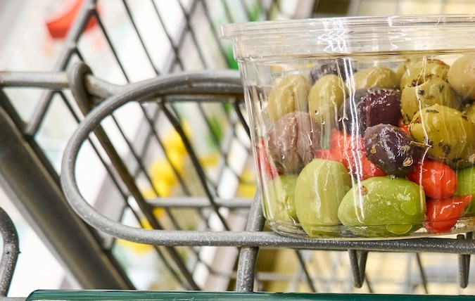 Los cocineros de alimentos preparados y empleados de producción de alimentos en Whole Foods son parte clave del funcionamiento de la minorista.