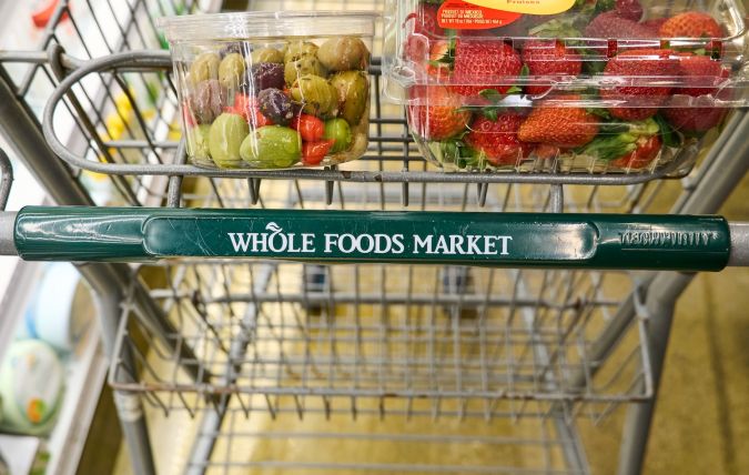 Los cocineros de alimentos preparados y empleados de producción de alimentos en Whole Foods son parte clave del funcionamiento de la minorista.