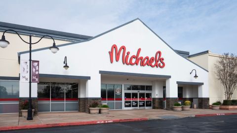 Michaels está buscando decenas de empleados de tienda para la temporada navideña.