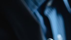 Gestión de propiedades e inversión inmobiliaria y crecimiento financiero. Empresario que utiliza tecnología digital y herramientas en línea para el análisis inmobiliario, Estrategias de inversión inmobiliaria rentables.