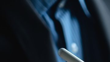 Gestión de propiedades e inversión inmobiliaria y crecimiento financiero. Empresario que utiliza tecnología digital y herramientas en línea para el análisis inmobiliario, Estrategias de inversión inmobiliaria rentables.