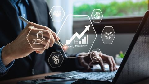 Gestión de propiedades e inversión inmobiliaria y crecimiento financiero. Empresario que utiliza tecnología digital y herramientas en línea para el análisis inmobiliario, Estrategias de inversión inmobiliaria rentables.