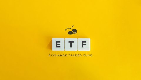 Los ETF son un tipo de fondo de inversión que tiene las mejores características de dos activos populares: combinan los beneficios de diversificación de los fondos mutuos con la simplicidad con la que se pueden intercambiar acciones.