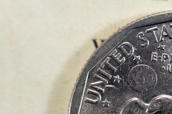 Insignia de la misión Apolo 11 del reverso de la SBA, Suzie B., Anthony, dólar de plata, serie de un dólar de plata estadounidense de 1 $ de 1979, antigua moneda retro vintage de EE. UU. en billete de USD, enfoque selectivo.