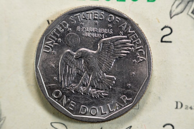 Insignia de la misión Apolo 11 del reverso de la SBA, Suzie B., Anthony, dólar de plata, serie de un dólar de plata estadounidense de 1 $ de 1979, antigua moneda retro vintage de EE. UU. en billete de USD, enfoque selectivo.