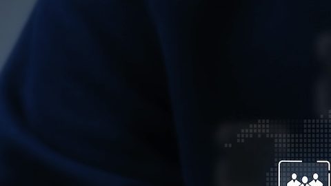 Concepto de marketing de afiliados. Empresario influyente que usa un teléfono con iconos de marketing de afiliados. Marketing digital. Estrategias de marketing para publicitar productos y servicios. Nuevos negocios.