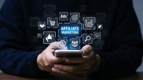 Concepto de marketing de afiliados. Empresario influyente que usa un teléfono con iconos de marketing de afiliados. Marketing digital. Estrategias de marketing para publicitar productos y servicios. Nuevos negocios.