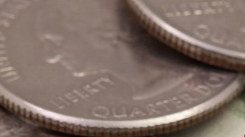Algunas monedas de 25 centavos de 1999 de Delaware pueden valer una pequeña fortuna.