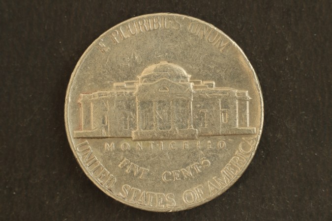 Primer plano de una moneda de 5 centavos de EE.UU. que representa a D. Jefferson In God We Trust, Liberty, Monticello.