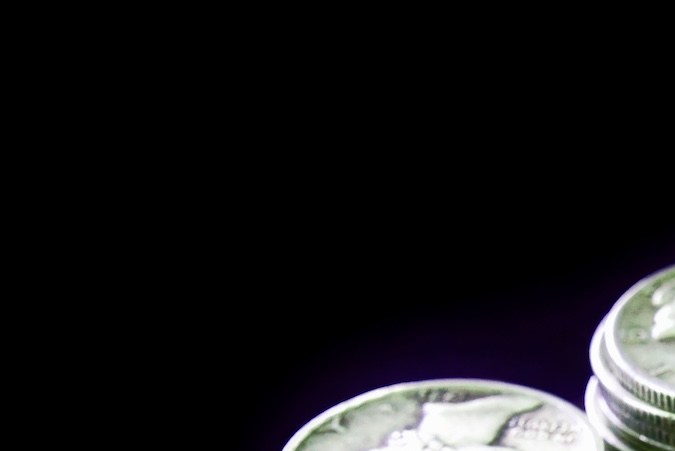 Una pila de monedas antiguas de diez centavos Mercury (monedas estadounidenses).