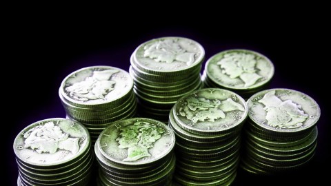 Una pila de monedas antiguas de diez centavos Mercury (monedas estadounidenses).