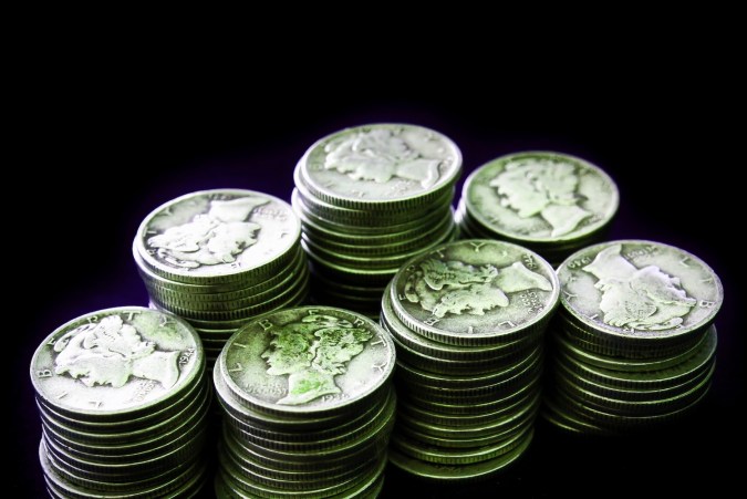 Una pila de monedas antiguas de diez centavos Mercury (monedas estadounidenses).