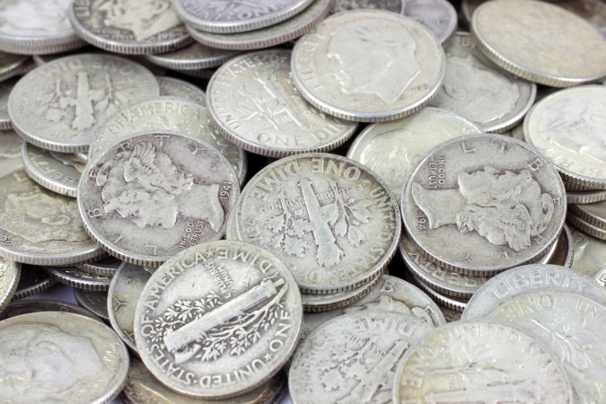 Monedas de plata estadounidenses de 10 centavos.