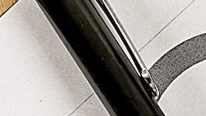 ORDEN DE DETENER texto en un cuaderno con gráfico sobre fondo de madera.