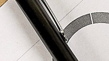 ORDEN DE DETENER texto en un cuaderno con gráfico sobre fondo de madera.