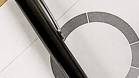 ORDEN DE DETENER texto en un cuaderno con gráfico sobre fondo de madera.