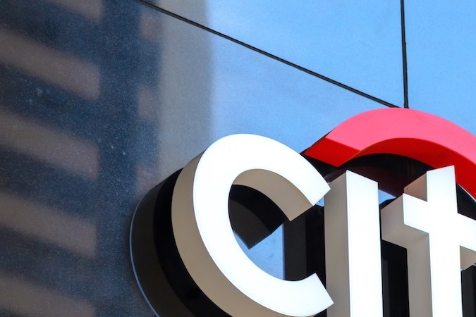 Se instala un cartel de Citibank en el exterior.