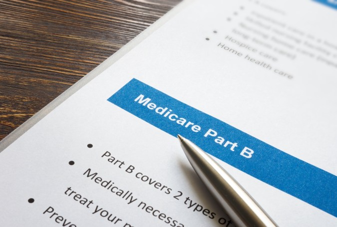 Lista de cobertura de la Parte B de Medicare y bolígrafo de metal.