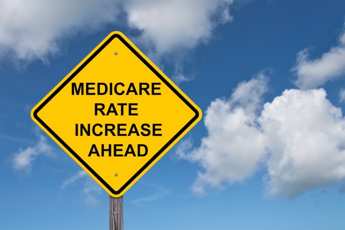 Señal de precaución de aumento de la tarifa de Medicare en el futuro: fondo de cielo azul.
