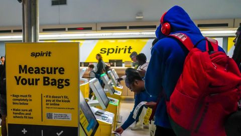 Muchos pasajeros de Spirit Airlines se preguntan qué pasará con sus vuelos y servicios tras la presentación de bancarrota de la aerolínea.