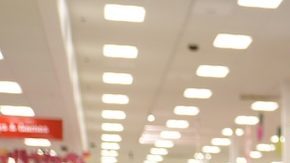 Los compradores se apresuran a recorrer una concurrida tienda Target en Black Friday.