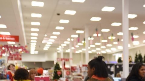 Los compradores se apresuran a recorrer una concurrida tienda Target en Black Friday.