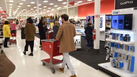 Los compradores se apresuran a recorrer una concurrida tienda Target en Black Friday.