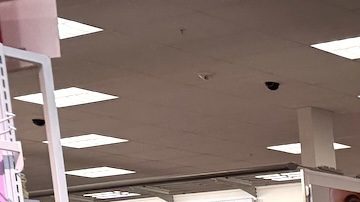 Cartel del Black Friday en una tienda Target que anuncia ofertas especiales navideñas en toda la tienda para la gran venta.