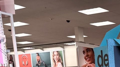 Cartel del Black Friday en una tienda Target que anuncia ofertas especiales navideñas en toda la tienda para la gran venta.