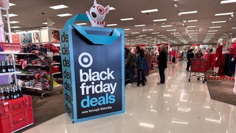 Cartel del Black Friday en una tienda Target que anuncia ofertas especiales navideñas en toda la tienda para la gran venta.