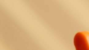 Composición a partir de un carrito con regalos, piñas y adornos navideños. Descuentos de Navidad y Año Nuevo, compras, promociones, rebajas, compras online, publicidad empresarial.