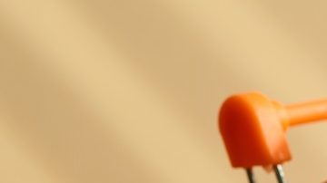 Composición a partir de un carrito con regalos, piñas y adornos navideños. Descuentos de Navidad y Año Nuevo, compras, promociones, rebajas, compras online, publicidad empresarial.