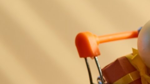 Composición a partir de un carrito con regalos, piñas y adornos navideños. Descuentos de Navidad y Año Nuevo, compras, promociones, rebajas, compras online, publicidad empresarial.