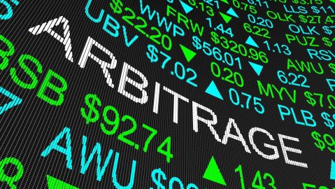 El arbitraje en trading es la práctica de comprar y vender simultáneamente un activo para aprovechar una diferencia de precio.