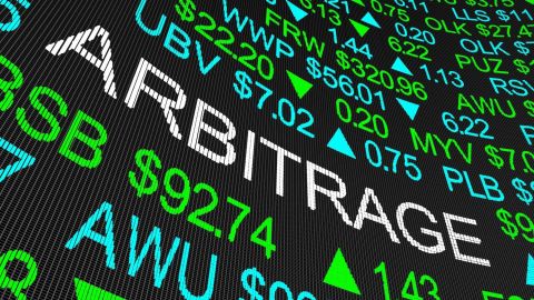 El arbitraje en trading es la práctica de comprar y vender simultáneamente un activo para aprovechar una diferencia de precio.